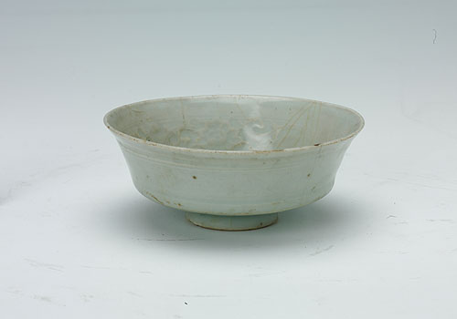 元白釉印花牡丹卷草纹碗