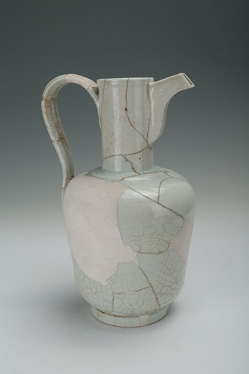 White-glazed ewer with straight neck and rectangular body