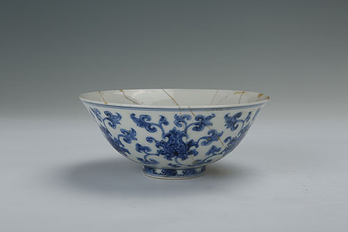 Blue-and-white bowl with the design of flowers
