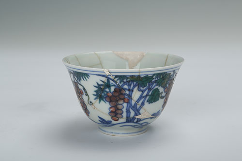 Clashing-color cup with the design of grapes and fruits