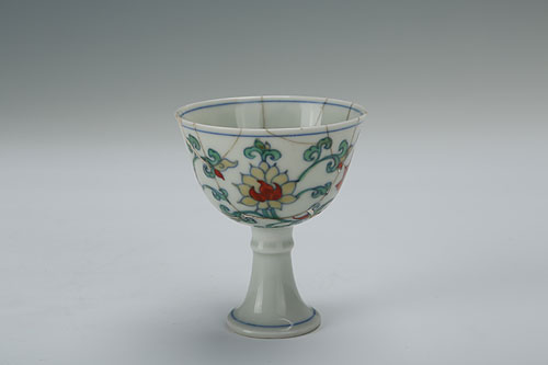Clashing-color high-stemmed cup with the design of interlocking lotus flowers