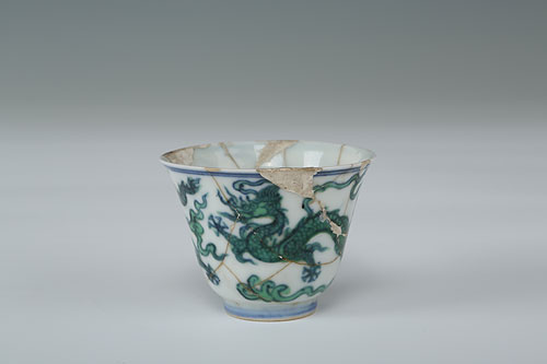 Bowl with the design of green dragons