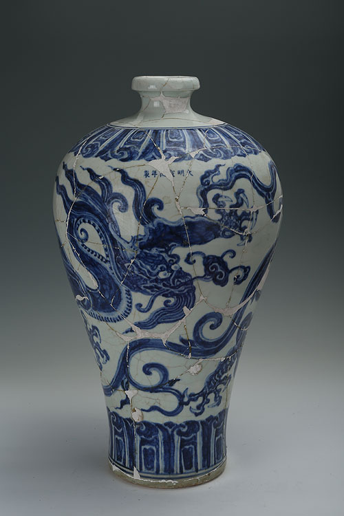 中国古美術・明宣德款青花龍紋梅瓶・青花磁・純手描き・陶芸・花瓶・文房具・置物 中国古美術・明宣德款青花龍紋梅瓶・青花磁・純手描き・陶芸