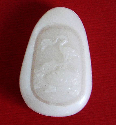 硬度极低的仿白玉材制作的佩饰