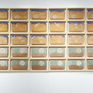 绘画装置 /37×21×2cm×50 张 / 泥板 /2016 三兔共耳是莫高窟最有代表性的图像之一,其中以第407窟藻井的三兔设计极为巧妙,三只兔子共用三只耳朵,与静态的荷花和动态的飞天形成强烈的动静反差。我在创作《莫高霞光》时,以三兔共耳为象征过去、现在、将来的时间元素,设计成三只在敦煌鸣沙山上奔跑追逐的兔子,最后幻化成月亮,用这一镜头表现对于时间循环往复无始无终的思考。 汤柏华《三兔幻月》