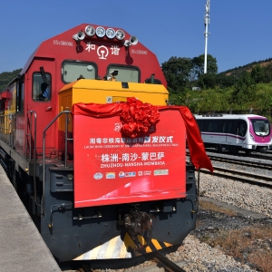 湖南省以株洲市为主集结中心,联动衡阳市,打造湘粤非铁海联运通道。 湘粤非铁海联运
