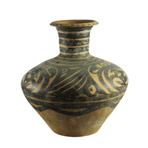 马家窑文化早期(马家窑类型,约公元前3000—前2700年) 高31.5厘米,腹径47.8厘米,口径14厘米,底径13.6厘米 漳县博物馆藏 蛙纹彩陶瓶
