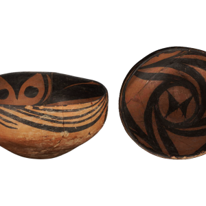 马家窑文化(半山类型,约公元前2700—前2300年) 高9厘米,口径16.5厘米,底径6厘米 甘肃省博物馆藏 人面纹彩陶盆