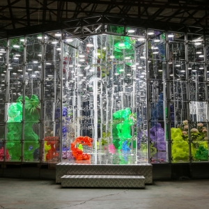 多媒体装置 /1300×600×320cm/ 铝合金钢架、钢化单反镜面玻璃 /2016 由诺亚方舟获得启发来命名的大型开放性装置,以全新语境呈现了一个绿意葱茏、亦真亦幻的镜像空间,通过对花园外部的观赏和内部的参与体验,引发我们对虚拟和现实世界的思考。在现实和虚幻之间思考当下人与自然、人与社会、物质与精神的关系,将诉求和理念共植于一个“生态环境”中,从而建构起内心深处的理想自然和精神花园。 邓国源《诺亚花园-2》