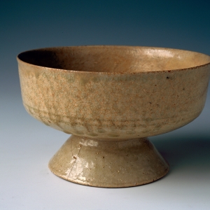 东汉(25—220) 高10.4厘米,口径17厘米,足径10.4厘米 1955年长沙丝茅冲出土 白釉豆