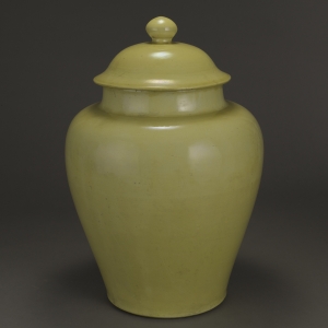 清康熙(1662—1722) 通高51.9厘米,口径21.2厘米,底径22.8厘米,盖子口径18.1厘米 黄釉罐