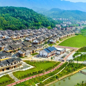 按照脱贫攻坚“五个一批”要求,大力推进易地扶贫搬迁工程,投入资金459.98亿元,建成住房18.7万套,69.4万贫困群众搬进了新房。图为湖南省新邵县白水洞易地扶贫搬迁集中安置点。 易地搬迁脱贫一批