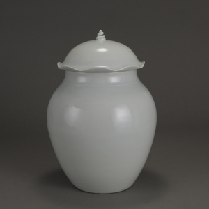 清光绪(1875—1908) 通高40.1厘米,口径17.9厘米,足径15.7厘米,盖子口径14.9厘米 景德镇窑青白釉盖罐