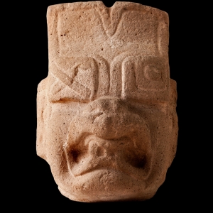 公元前1200—前400年 60×46.5×63厘米 未知 卡洛斯‧裴里瑟‧卡玛拉人类学博物馆藏 装饰有V形沟壑的豹人首石雕