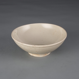 北宋(960—1127) 高6.9厘米,口径18厘米,足径7.2厘米 1958年长沙伍家岭M011出土 定窑白釉碗