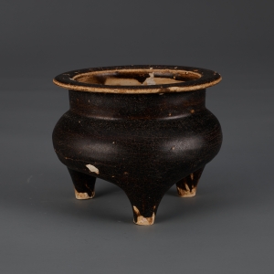 明(1368-1644) 高12厘米,口径14.7厘米 1997年印度尼西亚海域巴考沉船出水 沃特法先生捐赠 景德镇窑褐釉三足炉