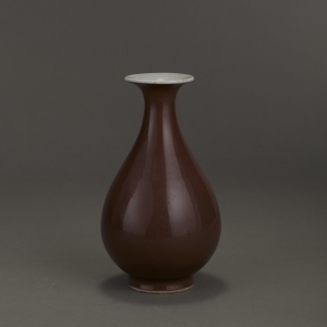 清乾隆(1736~1795) 高22.4厘米,口径7.1厘米,足径7.1厘米 红釉玉壶春瓶
