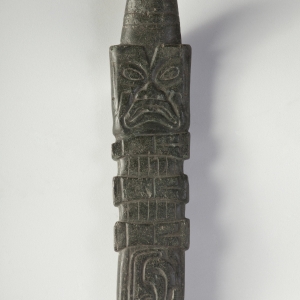 公元前1800—前200年 25.5×5×2厘米 塔巴斯科州 卡德纳斯 奥约沙尔 卡洛斯‧裴里瑟‧卡玛拉人类学博物馆藏 装饰有V形沟壑的玉权杖