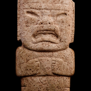 公元前1800—前200年 23×12×2厘米 塔巴斯科州 维曼吉约 拉文塔 卡洛斯‧裴里瑟‧卡玛拉人类学博物馆藏 装饰有V形沟壑的豹人石斧