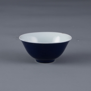 清雍正(1723—1735) 高3.4厘米,口径7.4厘米,足径2.7厘米 霁蓝釉碗