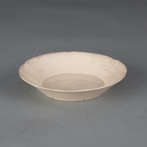 北宋(960—1127) 高2.7厘米,口径13.1厘米,足径7.4厘米 定窑白釉葵口盘