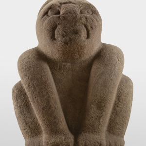 公元前1200—前900年 154×100×90厘米 韦拉克鲁斯州 特希斯特佩克市辖区 萨波特山-阿祖苏尔山 哈拉帕人类学博物馆藏 美洲豹形石雕