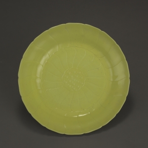 清雍正(1723—1735) 高5.9厘米,口径29厘米,足径18厘米 柠檬黄釉盘