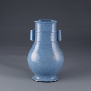 清乾隆(1736—1795) 高35厘米,口径13.1x10.3厘米,足:15.8x13.3 天蓝釉贯耳扁瓶