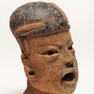 公元前1200—前900年 14×10.5×18.5 厘米 韦拉克鲁斯州 哈拉帕市辖区 圣佩德罗山丘 哈拉帕人类学博物馆藏 “婴儿脸”人形豹人陶塑