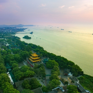全面融入国家长江经济带发展战略,积极建设长江开放经济带绿色发展示范区。图为湖南省岳阳市岳阳楼区。 湖南省岳阳市岳阳楼区