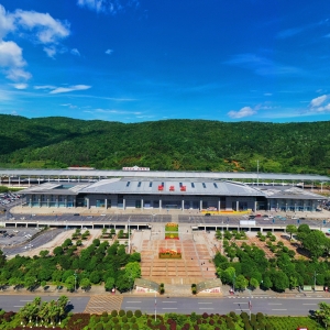 加快建设“五纵五横”干线铁路网,实现“市市通高铁”。图为湖南省郴州西高铁站。 湖南省郴州西高铁站