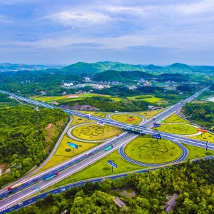 高速公路“七纵七横”基本成网,通车里程位居全国前列,实现“县县通高速”。图为湖南省殷家坳交通枢纽。 殷家坳交通枢纽