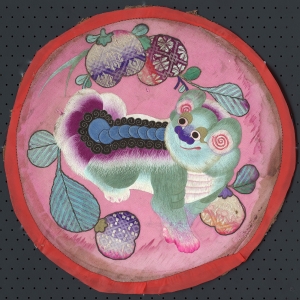清 直径34厘米 私人收藏 红缎地绣“花间瑞兽”插屏