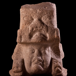 公元前1200—前400年 68×50×51厘米 塔巴斯科州 维曼吉约 拉文塔 卡洛斯‧裴里瑟‧卡玛拉人类学博物馆藏 佩戴美洲豹头饰豹人首石雕