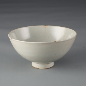 元(1271—1368) 高9.2厘米,口径17.9厘米,足径6厘米 景德镇窑卵白釉碗