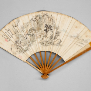 民国二十二年(1933) 纸本设色 仅扇面:19×50cm 加扇骨:30.3×50cm 款识:溪居销夏,右钧仁宗兄院长粲正,辛未秋日佩珩陈文玮作,时年七十有八。 印鉴:文玮(白文) 陈文玮 溪居销夏图成扇