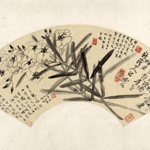 民国 纸本设色 18×52厘米 款识:幽条其扶曳,欣欣荣秀姿。靡丽含馧馥,雅致清羸疲,俯盼作良对,广智休神思。新罗山人诗,衡恪。 印鉴:双寂堂(朱文) 严居(朱文) 题跋:宋李觏《弋阳县北堂见夹竹桃有感而书》云:暖碧覆晴殷,依依近水栏。异类偶相合,劲节何能安。同时尽妖艳,无地容檀栾。移根溉不可,洁心诚为难。外貌任春色,中心期岁寒。正声尚可听,谁是伶伦官。六月初九,印髯偶录。 师曾此画,花好,叶梗略逊,久未展视,去画时已六载,画者殁二年矣,嗟夫!乙丑九月十六日印髯重题。 印鉴:周大烈印(朱文) 大烈(白文) 夕红楼 (白文) 1919年陈师曾为印昆先生作此扇面。1923年陈师曾病逝。两年后即1925年,印昆先生分别于六月和九月在扇面上补题抒怀。此时斯人已逝,画作独在,先生睹物思人,不禁悲叹。 陈师曾 夹竹桃图扇页