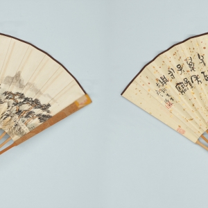 近代 纸本设色 30.7×50厘米 A面: 款识:右钧先生正。庚寅初伏,斗漱挥汗。 印鉴:斗翁(朱文) B面: 释文:师器父乍尊鼎,用享考于宗室,用祈眉寿黄耇吉康。师器父其万年,子子孙孙永宝用。右钧先生教之,汉怀。 印鉴:老彭(朱文) 彭汉怀 山水书法成扇