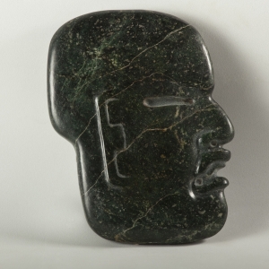 公元前 1200—前400年 15×11.5×2 厘米 墨西哥湾沿岸地区 卡洛斯‧裴里瑟‧卡玛拉人类学博物馆藏 豹人首祭祀用玉斧