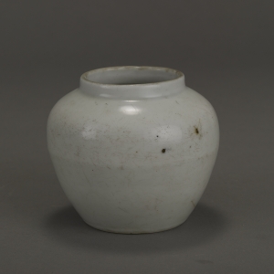 明嘉靖(1522—1566) 高11厘米,口径7.3厘米,足径7.3厘米 景德镇窑白釉罐