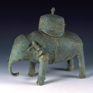 There are inscriptions on the bronze. Bronze Zune with the shape of an elephant