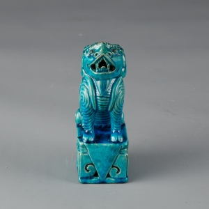 明(1368-1644) 高13.5厘米,底径5.7×4.6厘米 孔雀蓝釉坐狮