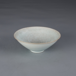 宋(960—1279) 高6.5厘米,口径17.5厘米,足径5.5厘米 湖田窑青白釉碗