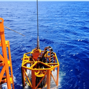 2021年,湖南科技大学研发的“海牛2号”在南海超2000米深的海底成功钻下231米,刷新世界深海海底钻机的钻探深度记录。图为“海牛2号”在南海作业。 探索“深海”