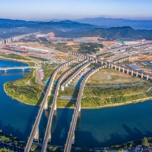 以怀化国际陆港为集结中心,依托中老、中越跨境铁路,西部陆海新通道,对接东盟国家,辐射中南半岛。图为湖南省怀化国际陆港。 怀化国际陆港