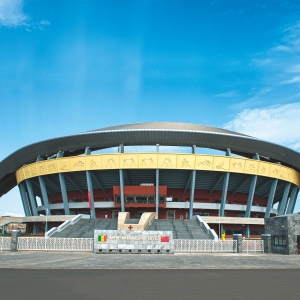 积极援建民生项目,传播中非友谊。十年来,“建筑湘军”在非洲先后承建项目23个,合同金额达120亿元。图为湖南建工集团承建的非洲文化体育地标——塞内加尔竞技摔跤场。 非洲文化体育地标——塞内加尔竞技摔跤场