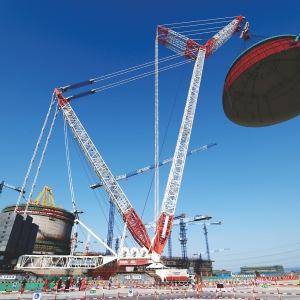 2020年7月,世界最先进的超大吨位移动式起重机——中联重科3200吨履带式起重机研发成功。图为中联重科3200吨履带式起重机正在进行“华龙一号”福清核电站穹顶吊装作业。 中联重科完成华龙一号“扛鼎之吊”