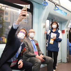 2021中国国际轨道交通和装备制造产业博览会在湖南省株洲市举行,16个国家和地区的使领馆官员、商协会代表参会。图为与会嘉宾乘坐智轨列车前往博览会会场。 中国国际轨道交通和装备制造产业博览会在湖南省株洲市举行