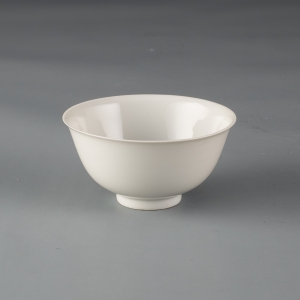 清雍正(1723—1735) 高5.5厘米,口径11.3厘米,足径4.2厘米 景德镇窑白釉碗