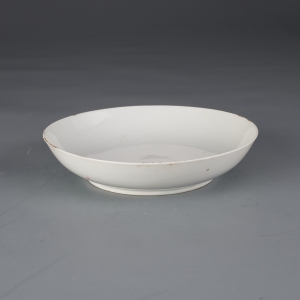 清光绪(1875—1908) 高4.7厘米,口径22.1厘米,足径13厘米 景德镇窑白釉盘